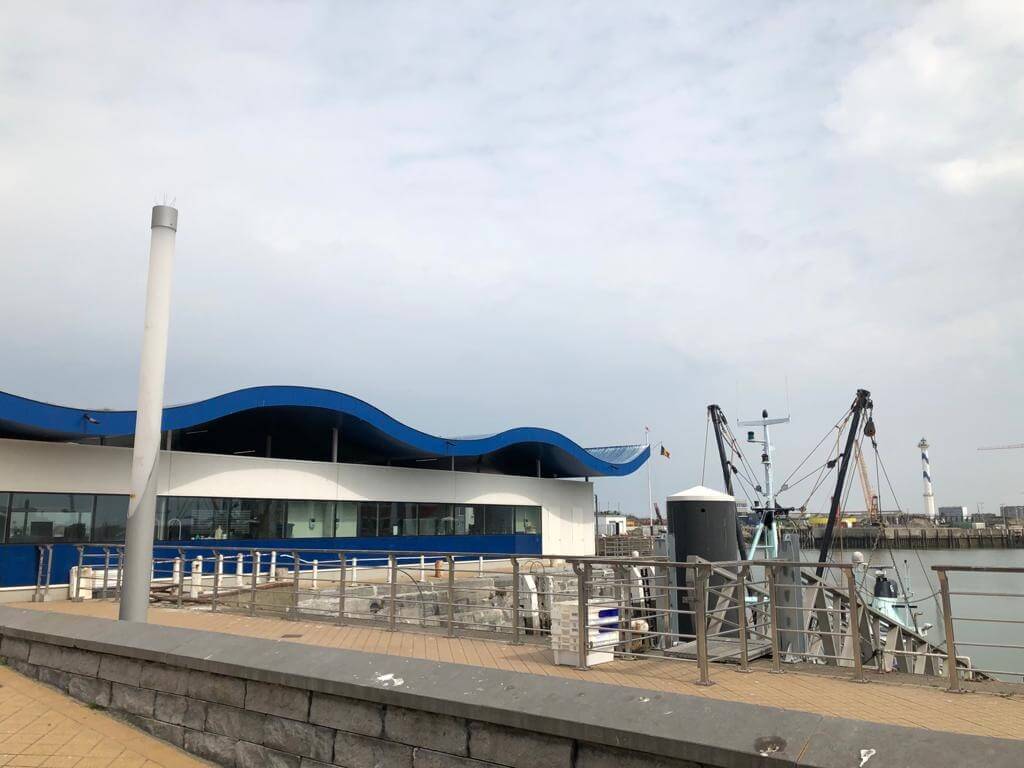 Vistrap onder het oog van lange nelle