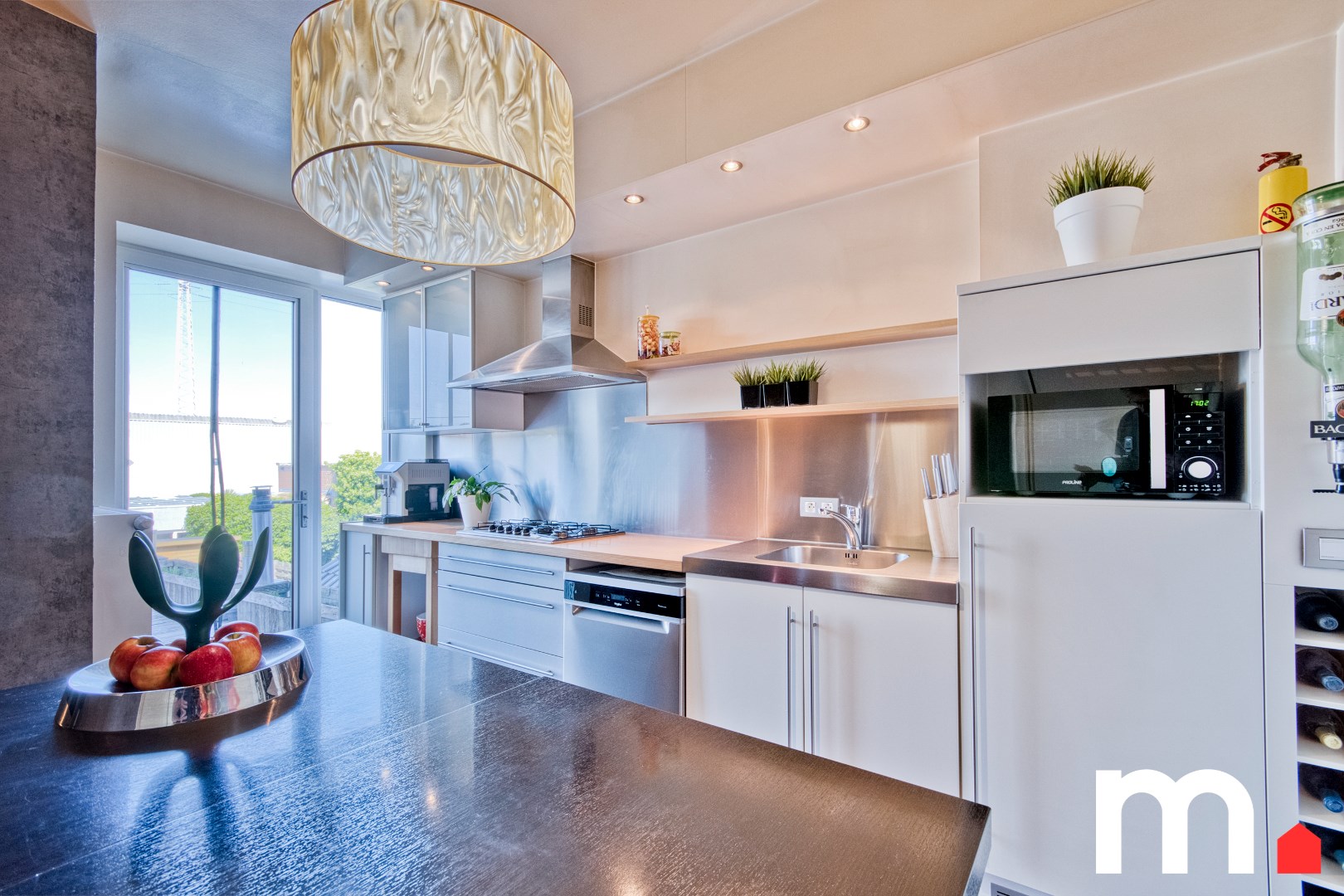 Instapklare woning met binnen-en buitenzwembad!  mogelijkheid wonen en werken ! 