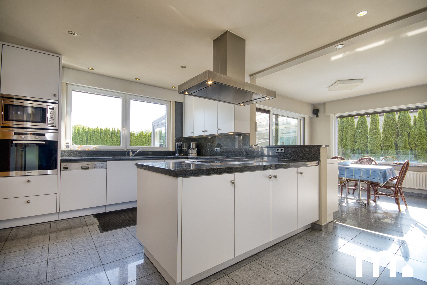 Unieke Villa te Roeselare op 1941m² en 381m² bewoonbare oppervlakte!