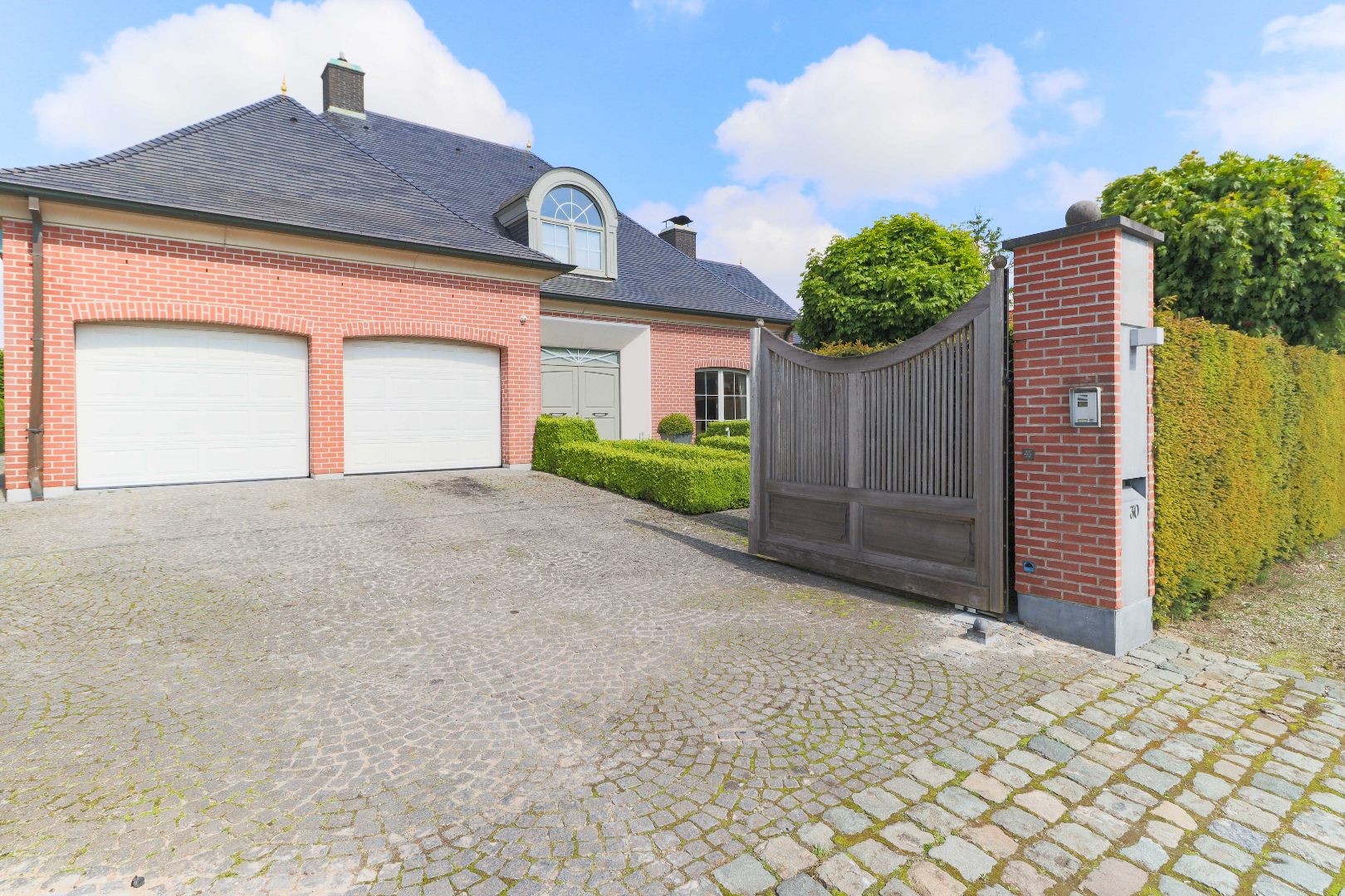 **** VERKOCHT **** Op en top genieten in deze karaktervolle villa! 