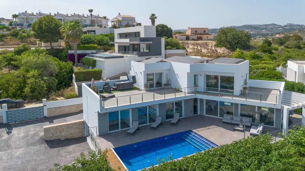 Moderne Luxe Villa met Jacuzzi, bar met ontspanningsruimte en Zonnige Leefruimtes in Sol Park