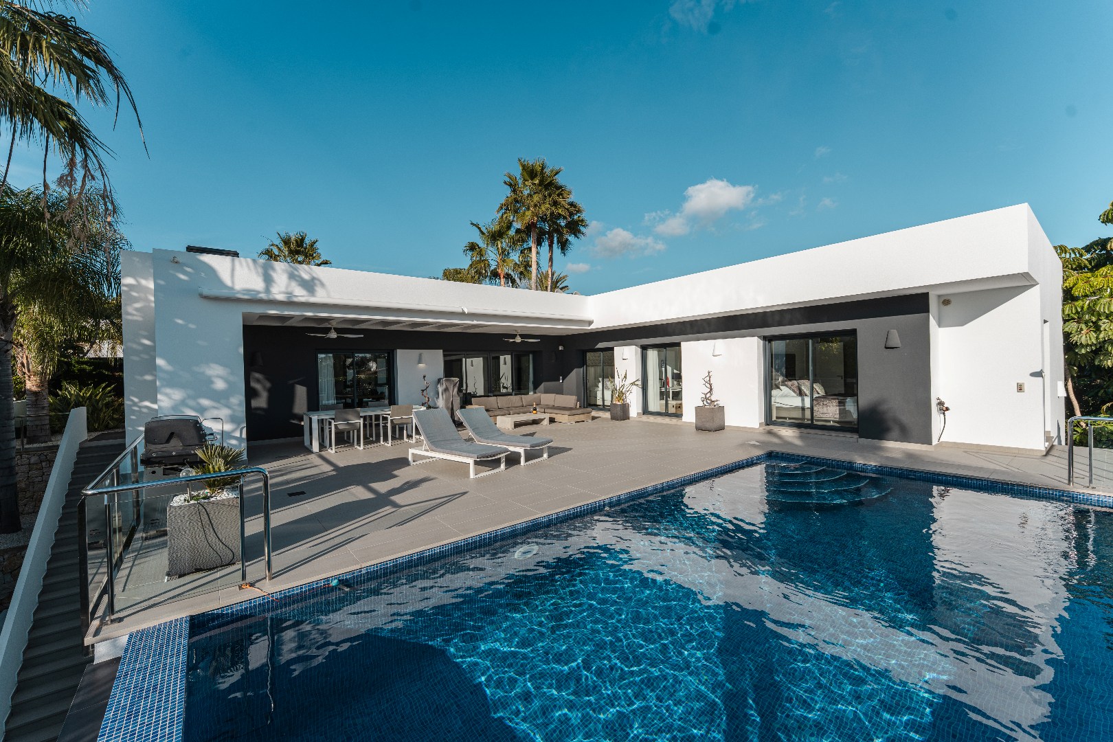 Deze uitzonderlijke villa biedt een unieke combinatie van luxe, volledige privacy en een prachtige zuidoriëntatie in het gegeerde Solpark.