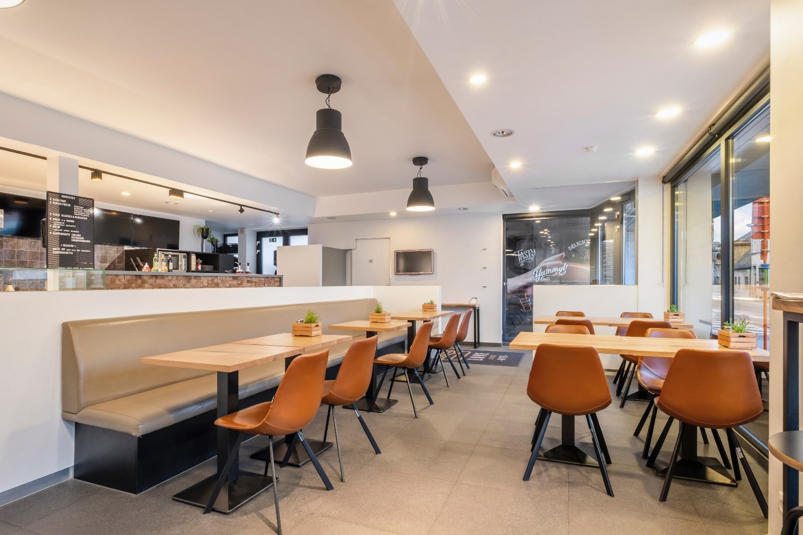 Uniek & Instapklaar handelspand met woonst in Heule te koop !