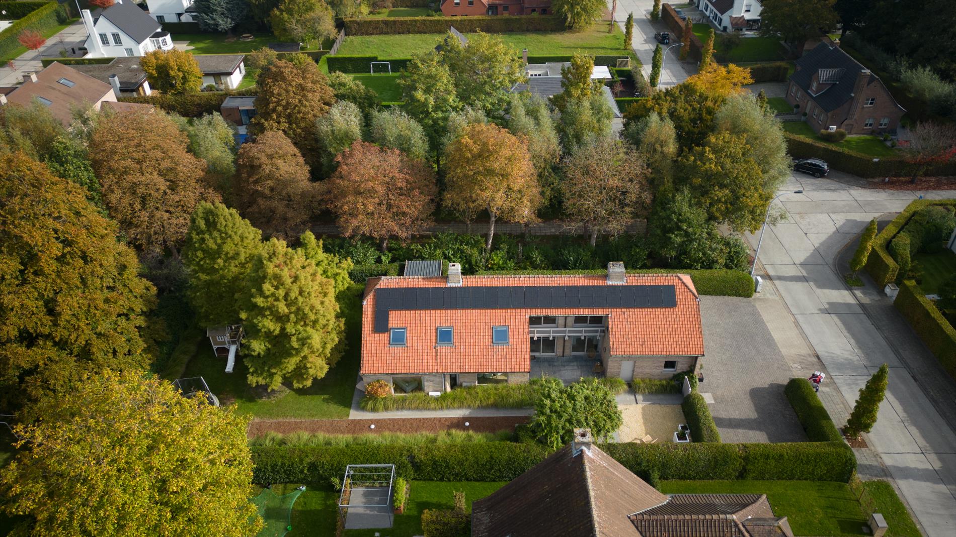 Op de felgegeerde wijk de Rodenburg vinden we deze sfeervolle villa met een eigenzinnig uniek karakter!  