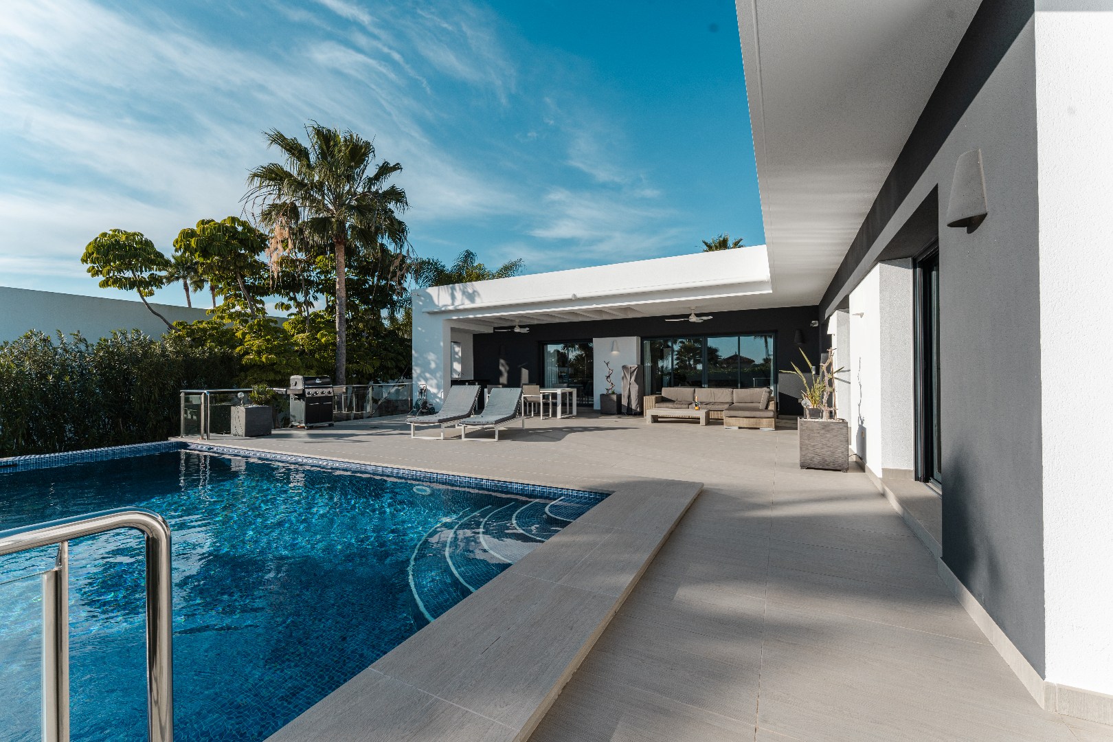 Deze uitzonderlijke villa biedt een unieke combinatie van luxe, volledige privacy en een prachtige zuidoriëntatie in het gegeerde Solpark.