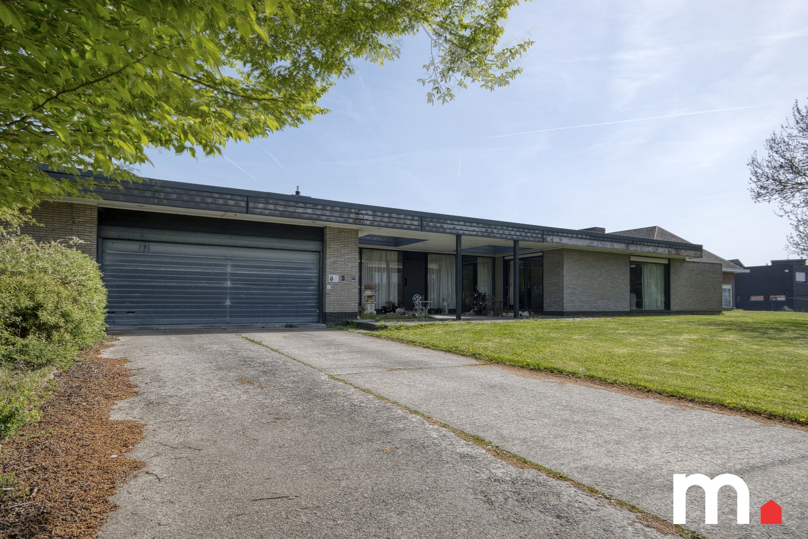 Unieke Villa te Roeselare op 2258m² met 28 zonnepanelen en 432m² bewoonbare oppervlakte!