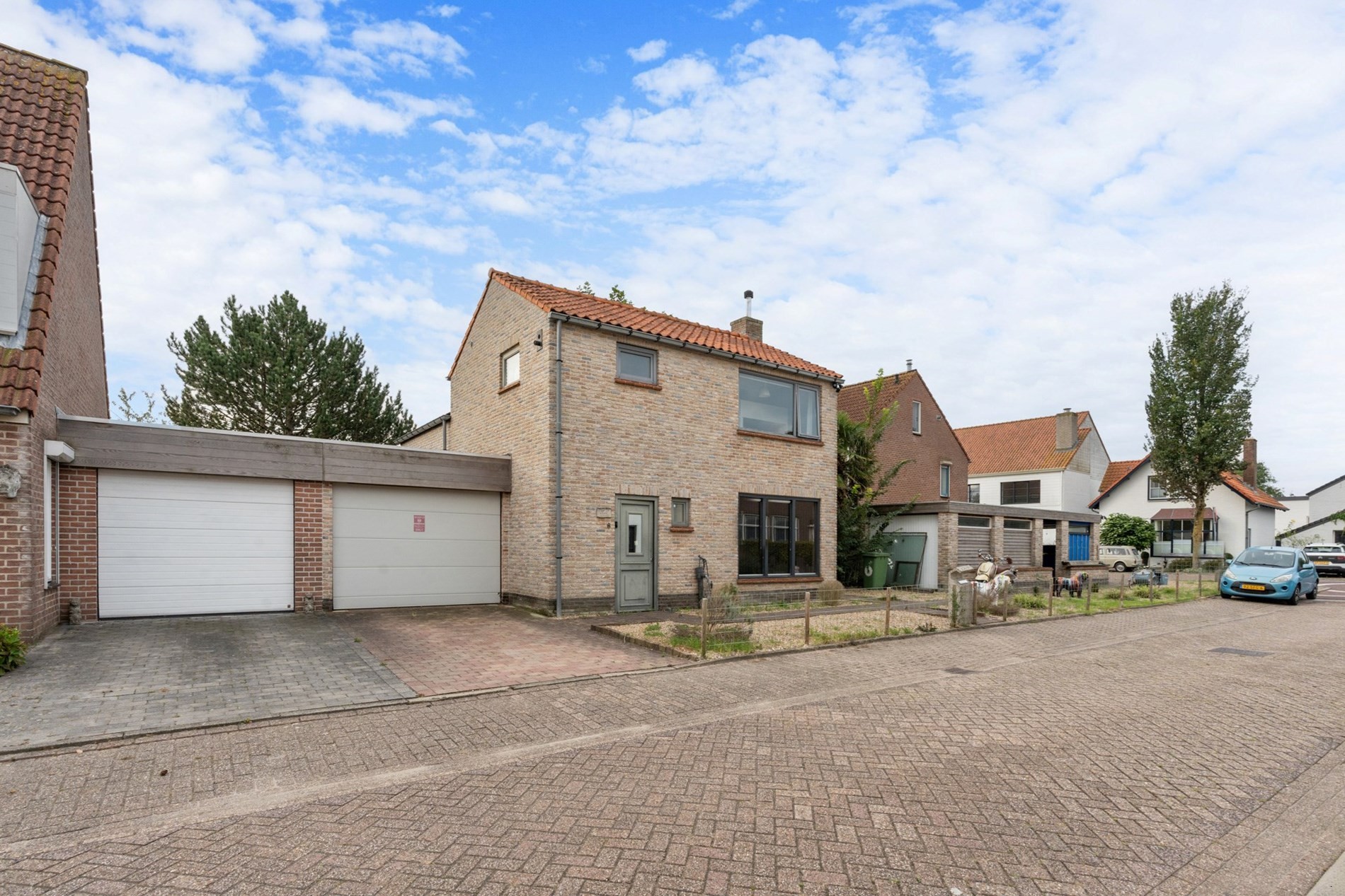 Voorgevel met inpandige garage