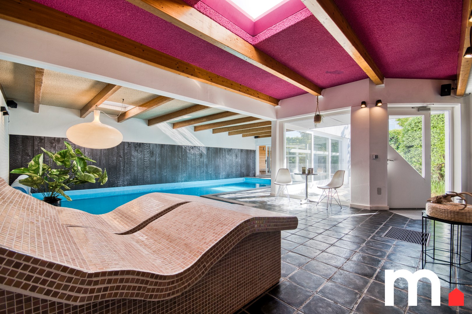 Instapklare woning met binnen-en buitenzwembad!  mogelijkheid wonen en werken ! 