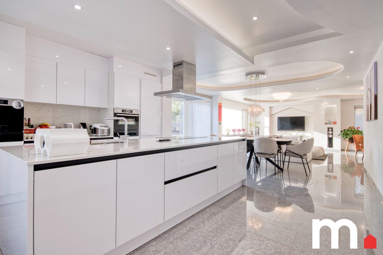 Gerenoveerd centraal gelegen woonst met praktijkruimte te Moorsele !