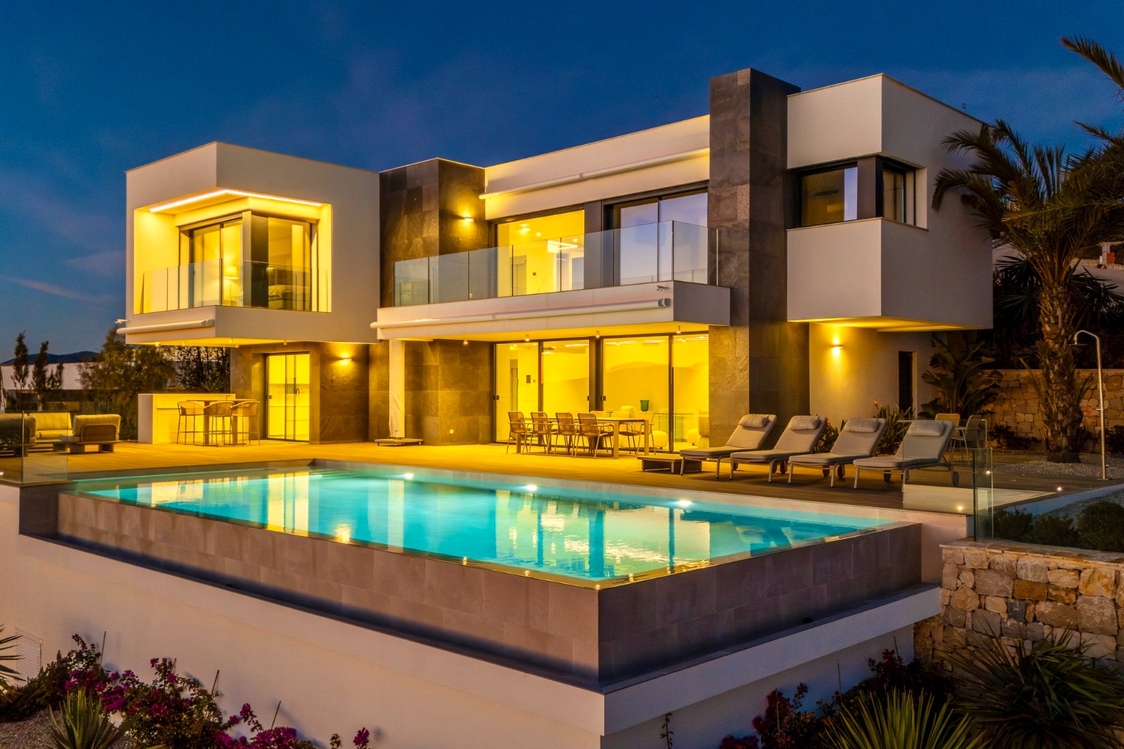 Een uitzonderlijke villa waar luxe, licht en panoramische waterzichten samenkomen.