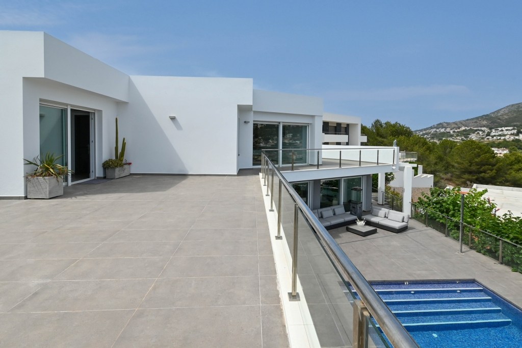 Moderne Luxe Villa met Jacuzzi, bar met ontspanningsruimte en Zonnige Leefruimtes in Sol Park