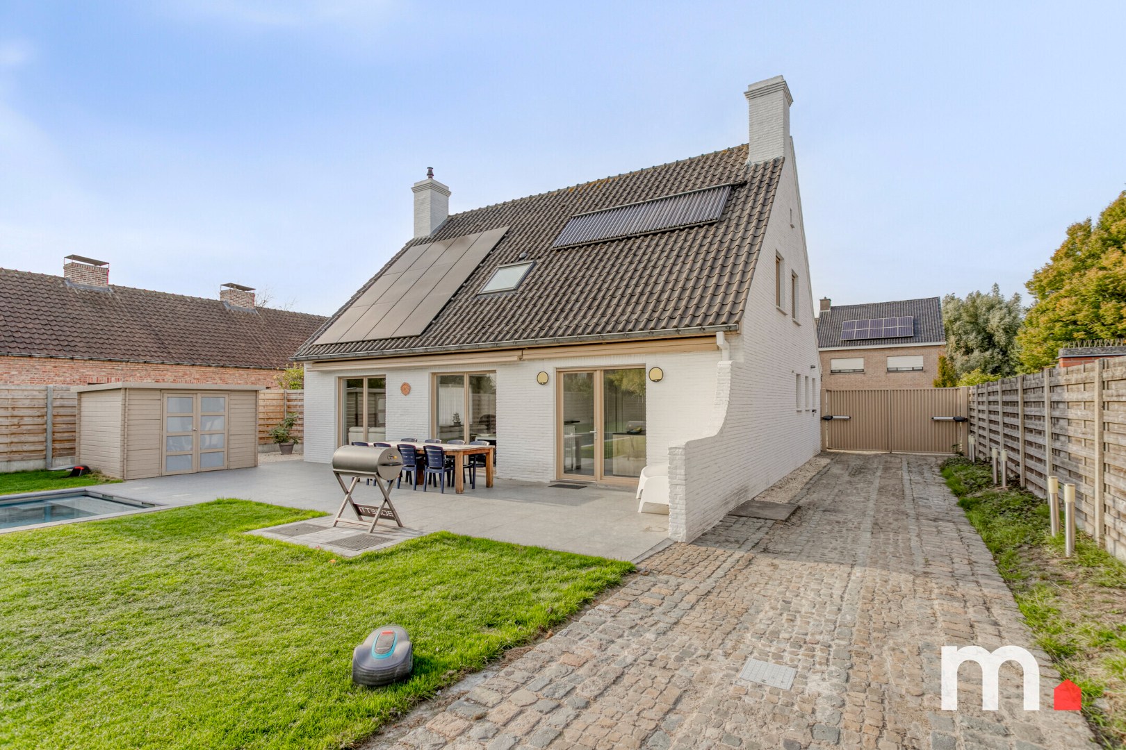 Unieke Villa te Roeselare met Zwembad en 5 slaapkamers op 987m² !