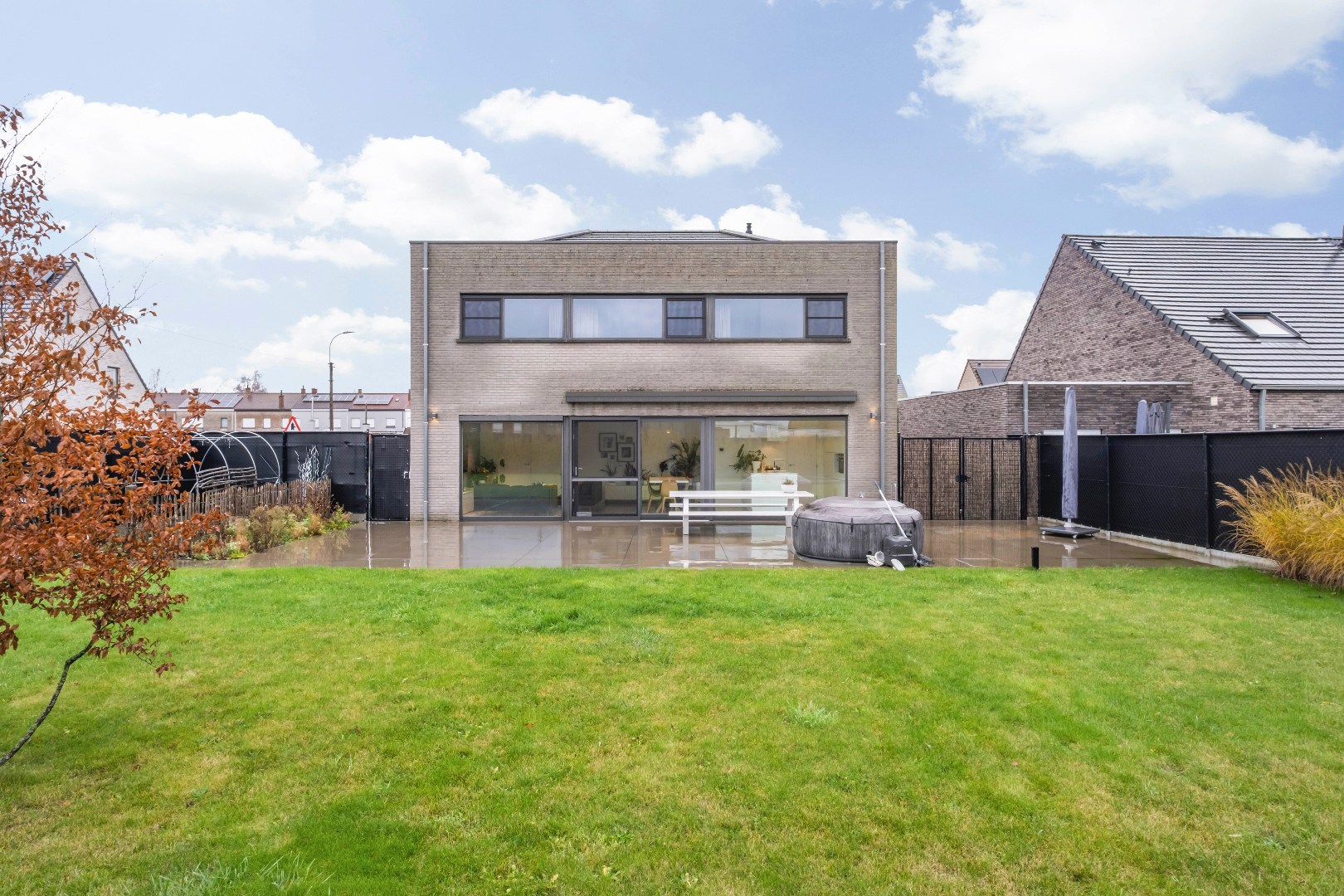 Moderne villa met praktrijkruimte op TOPligging te Heule  ! 