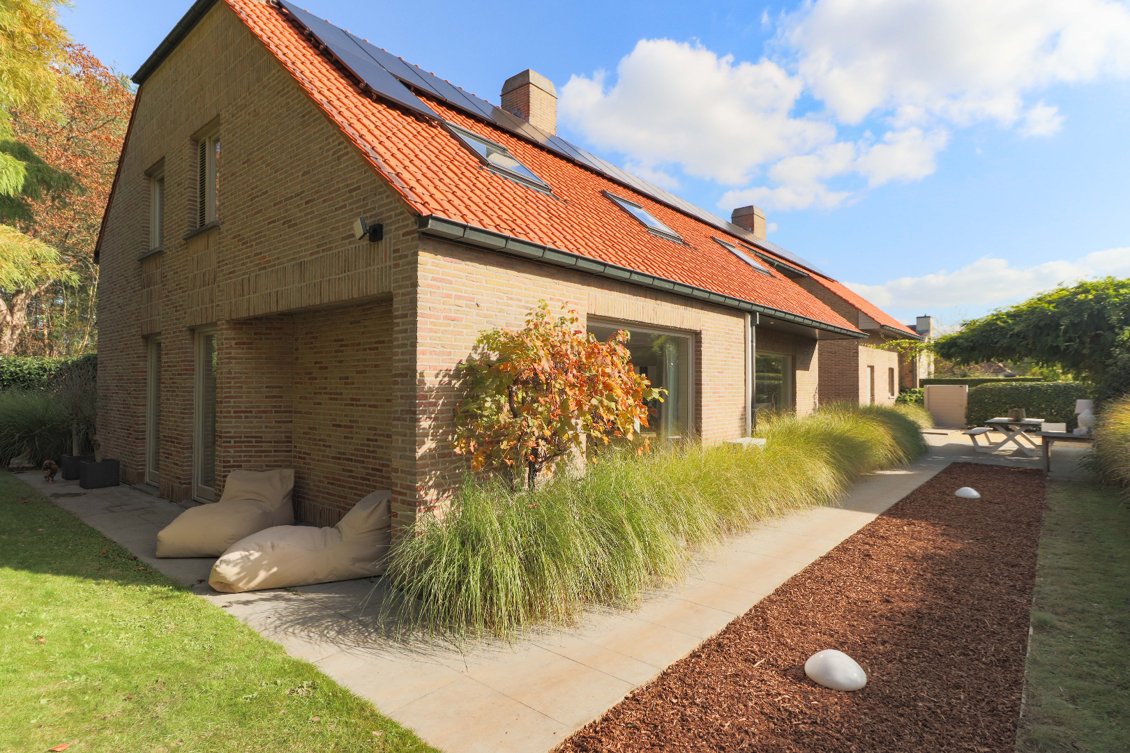 Op de felgegeerde wijk de Rodenburg vinden we deze sfeervolle villa met een eigenzinnig uniek karakter!  