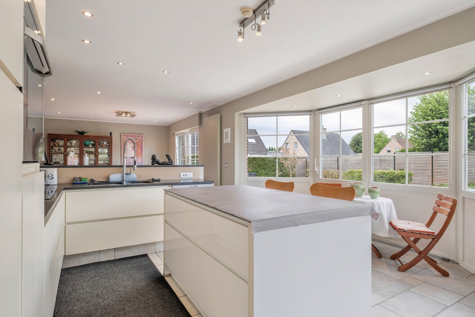 Stijlvolle villa met zwembad op rustige locatie te Bissegem/Heule te koop !