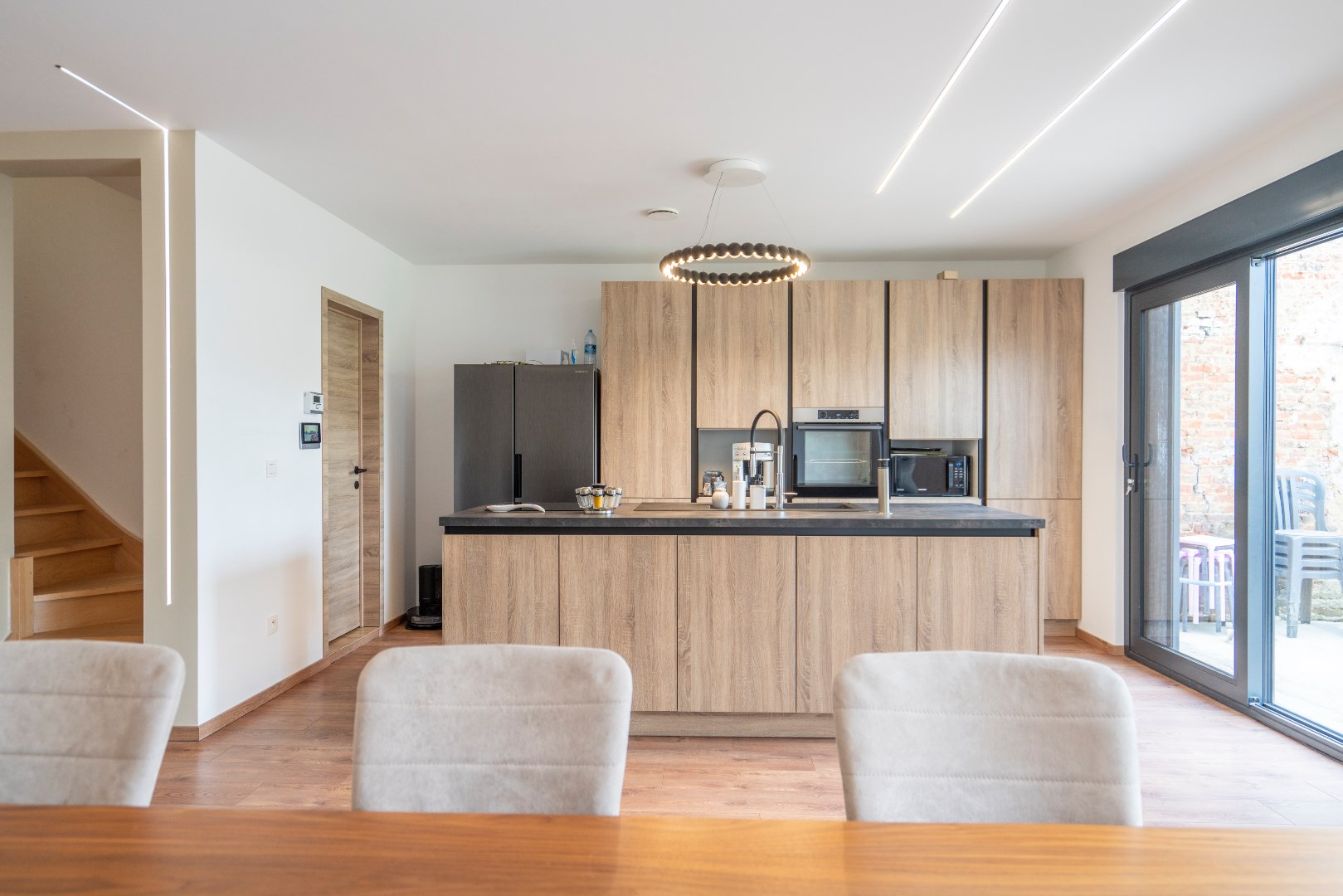 Modern, lichtrijk en quasi nieuw